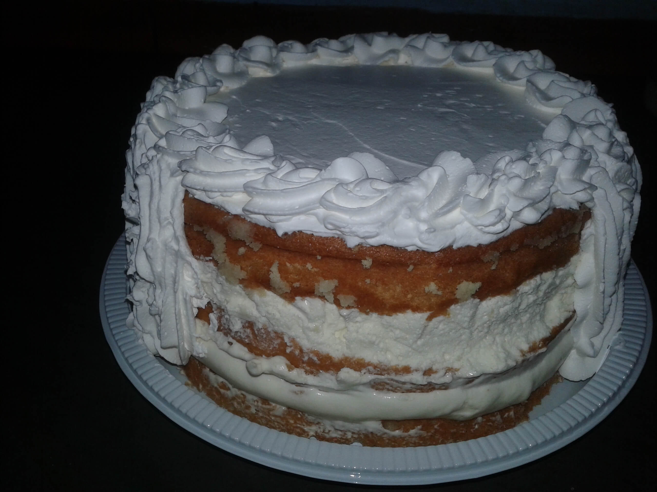 Bolo de 2kg Recheado e Confeitado com Cobertura de Chantilly